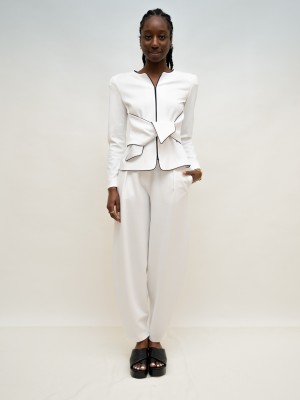 Emporio Armani Zweiteiler mit Blazer zum vorne Binden und keulenförmige Hose in strahlendem weiß